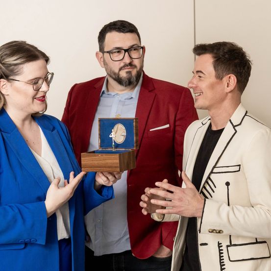 Bild enthält, Adult, Female, Person, Woman, Male, Man, Coat, Suit, Face, Glasses