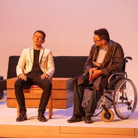 Bild enthält, Adult, Male, Man, Person, Shoe, Wheel, Suit, Face, Furniture, Sitting