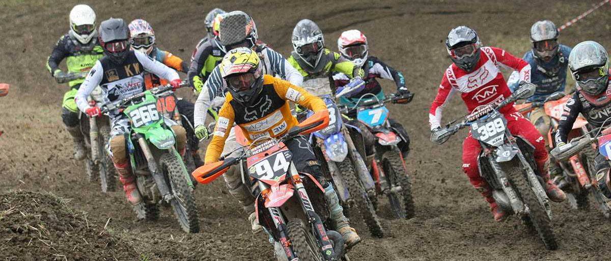 Bild enthält, Motorcycle, Vehicle, Helmet, Person, Motocross, Boy, Child, Male, Wheel, Man