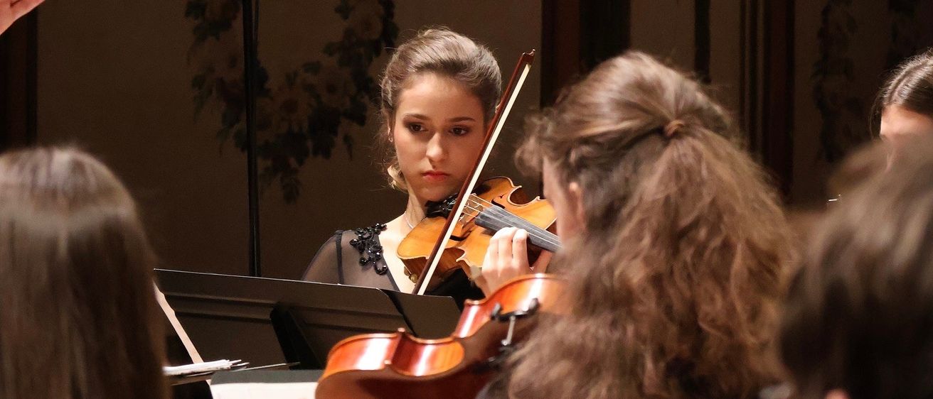 Bild enthält, Indoors, Person, Adult, Female, Woman, Musical Instrument, Violin, Musician, Orchestra, Performer
