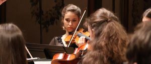 Bild enthält, Indoors, Person, Adult, Female, Woman, Musical Instrument, Violin, Musician, Orchestra, Performer