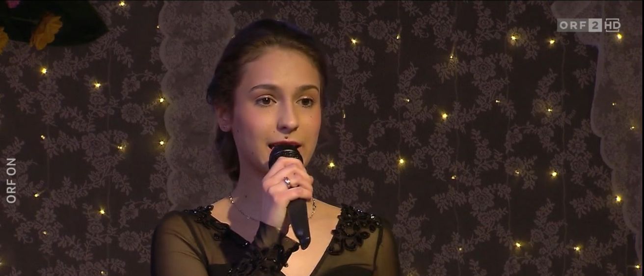 Bild enthält, Performer, Person, Solo Performance, Adult, Female, Woman, Face, Head, Electrical Device, Microphone