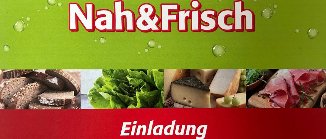 Ein grünes Plakat mit dem Text 'Nah&Frisch' in Rot. Darunter befinden sich verschiedene Bilder von Lebensmitteln wie Brot, Käse und Oliven. Das Wort 'Einladung' steht in Weiß am unteren Rand.