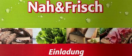 Ein grünes Plakat mit dem Text 'Nah&Frisch' in Rot. Darunter befinden sich verschiedene Bilder von Lebensmitteln wie Brot, Käse und Oliven. Das Wort 'Einladung' steht in Weiß am unteren Rand.
