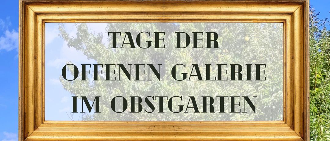 Ein Plakat mit einem goldenen Rahmen, das eine offene Galerie im Obstgarten ankündigt. Das Plakat ist vor dem Hintergrund eines rustikalen Hauses mit einem roten Dach, umgeben von einem üppigen Garten, platziert. Es lädt Besucher ein, einfache, wechselnde Kunst unter freiem Himmel zu entdecken. Die Termine der Veranstaltung sind der 2. Mai, 13. Juni, 4. Juli, 1. August und 5. September 2026.
