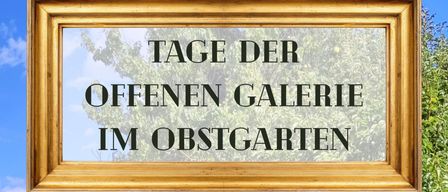 Eine offene Galerie im Obstgarten. Das Foto zeigt ein einfaches Haus mit rotem Dach, Pflanzen und einem Tisch. Die Termine sind 2. Mai, 13. Juni, 4. Juli, 1. August und 5. September 2026.