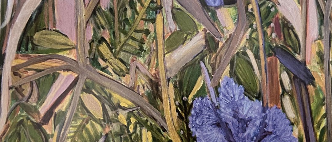 Ein abstraktes Gemälde zeigt leuchtend violette Blumen mit feinen Details inmitten eines Geflechts aus grünen Blättern und Stängeln.