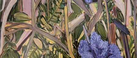 Ein abstraktes Gemälde zeigt leuchtend violette Blumen mit feinen Details inmitten eines Geflechts aus grünen Blättern und Stängeln.