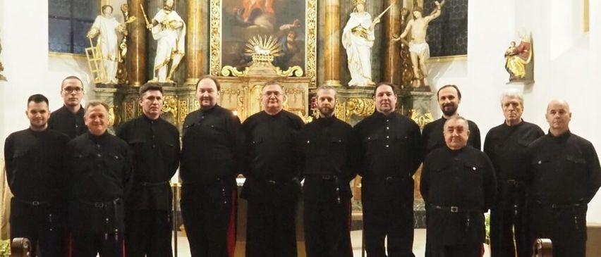 Bild enthält, Adult, Male, Man, Person, People, Groupshot, Clothing, Coat, Face, Altar