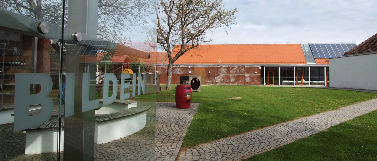 Bild enthält, Grass, Plant, Outdoors, Architecture, Building, Housing, House, Villa, Lawn