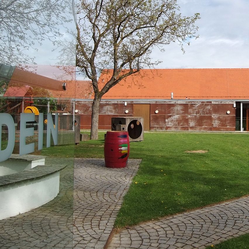 Bild enthält, Grass, Plant, Outdoors, Architecture, Building, Housing, House, Villa, Lawn