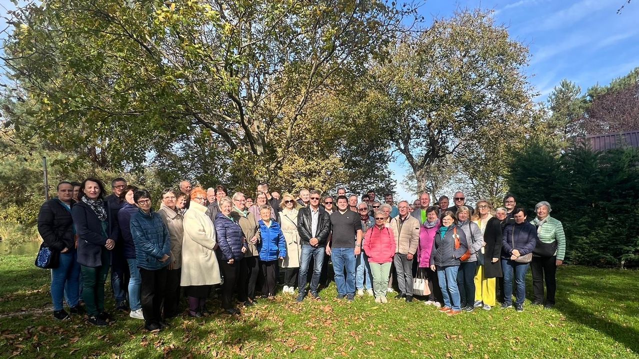 Bild enthält, Groupshot, Person, Building, College, People, Coat, Handbag, Jeans, Outdoors, Nature