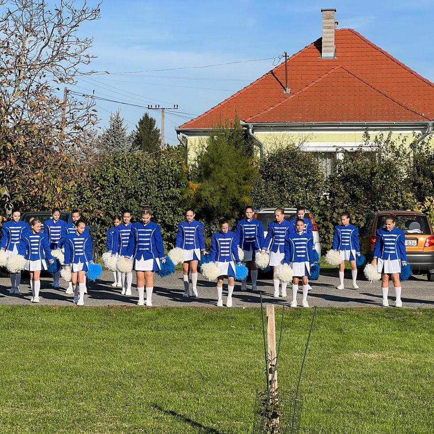 Bild enthält, People, Person, Utility Pole, Skirt, Car, Shoe, Handbag, Wheel, Shorts, Housing