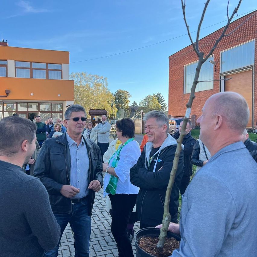 Bild enthält, Adult, Female, Person, Woman, Sunglasses, People, College, Male, Man, Jeans