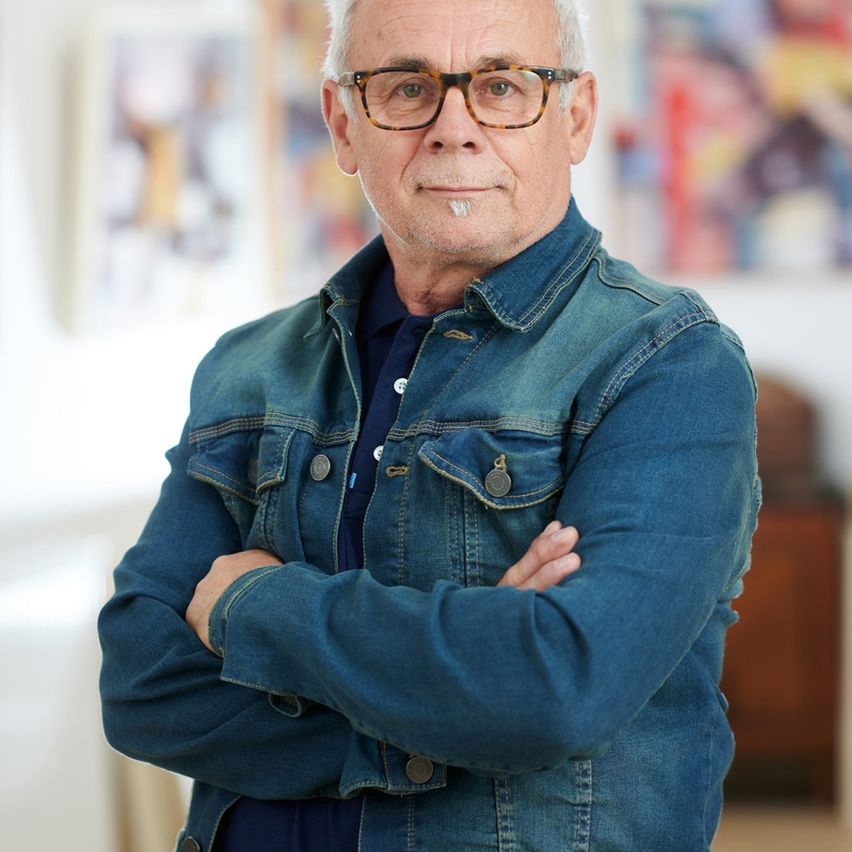 Bild enthält, Pants, Jeans, Adult, Male, Man, Person, Coat, Jacket, Face, Portrait