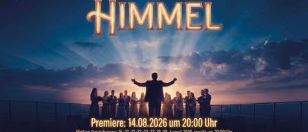 Ein Poster für eine musikalische Veranstaltung 'Wie im Himmel'. Ein Chor tritt auf einer Open-Air-Bühne bei Sonnenuntergang auf. Das Premieredatum ist der 14. August 2026.