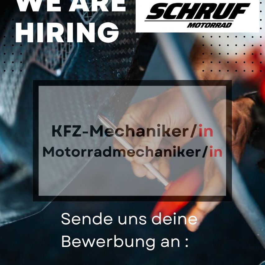 Eine Stellenanzeige für Motorradmechaniker, die Hände zeigt, die mit Werkzeugen arbeiten, und den Text 'Wir stellen ein'. Es werden Positionen für KFZ-Mechanik und Motorradmechanik angeboten. Unten wird zu Bewerbungen eingeladen.