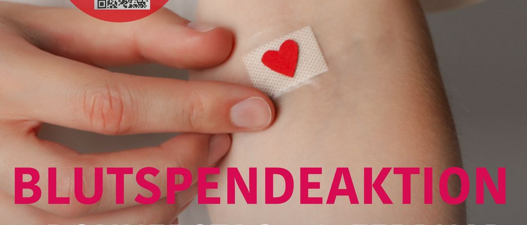 Plakat für eine Blutspendeaktion am Donnerstag, 12. Februar, von 15:30 bis 20:30 Uhr im Neuen Stadtamt Haid, Stadtsaal. Eine Hand mit verbundenem Arm und rotem Herzaufkleber. QR-Code für Terminreservierung.