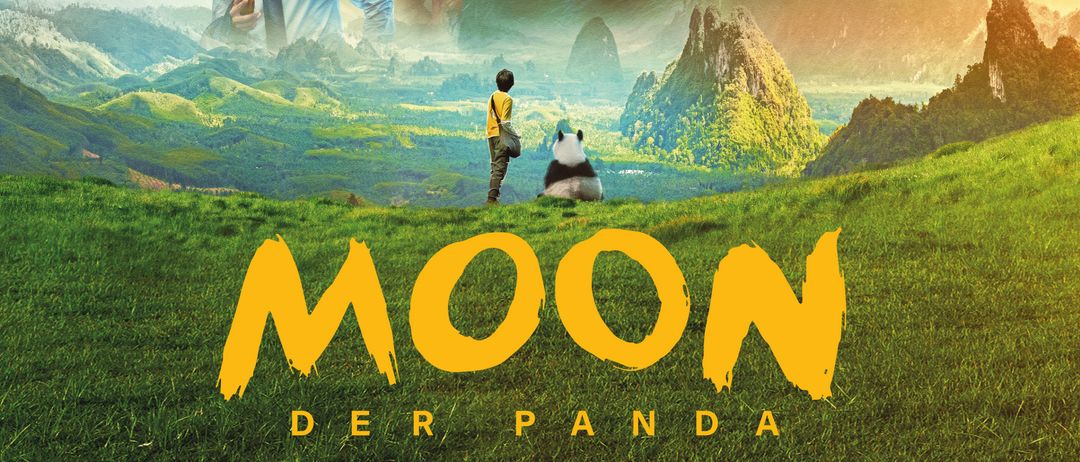 Ein Filmplakat mit einer Familie und einem Panda in einer malerischen Berglandschaft. Die Familie lächelt und steht zusammen, wobei der Panda prominent im Vordergrund steht. Der Titel 'MOON' ist prominent unten angezeigt.