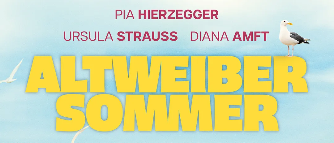 Ein Filmplakat mit drei lächelnden Frauen, die auf einem Strand stehen, mit einem klaren blauen Himmel und Meer im Hintergrund. Der Titel 'Altwieiber Sommer' ist prominent in Gelb angezeigt.