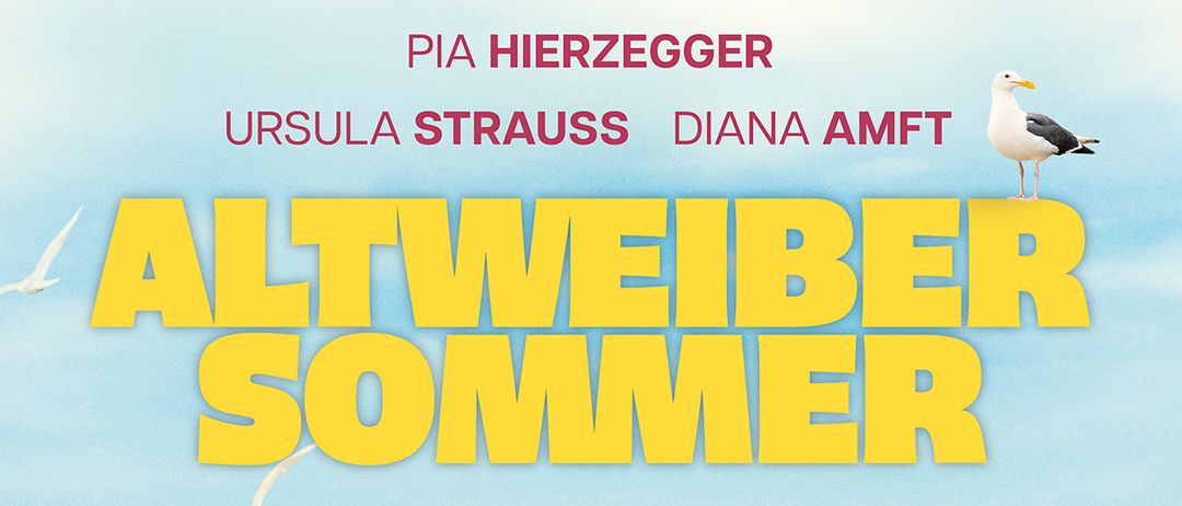 Ein Filmplakat mit drei lächelnden Frauen, die auf einem Strand stehen, mit einem klaren blauen Himmel und Meer im Hintergrund. Der Titel 'Altwieiber Sommer' ist prominent in Gelb angezeigt.