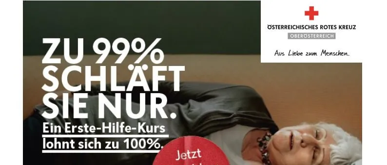 Plakat für einen Erste-Hilfe-Kurs für Senioren. Es zeigt eine ältere Frau, die auf einem Sofa schläft, mit einem roten Aufkleber, der 'Schlafen ist gut für Sie' sagt. Der Kurs ist für den 7. Oktober 2026 von 8:00 bis 16:00 Uhr geplant.