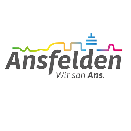 Das Ansfelden-Logo zeigt eine stilisierte Stadtlandschaft mit Gebäuden und einem blauen Turm, umgeben von einem farbenfrohen Wellenmuster. Darunter steht 'Wir san Ans.' auf Deutsch.