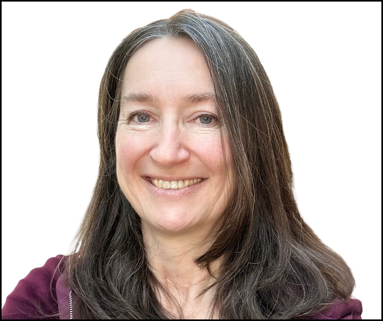 Eine Frau mit langen, welligen dunkelbraunen Haaren und hellbraunen Augen lächelt in die Kamera. Sie trägt ein Weinrotes Shirt.