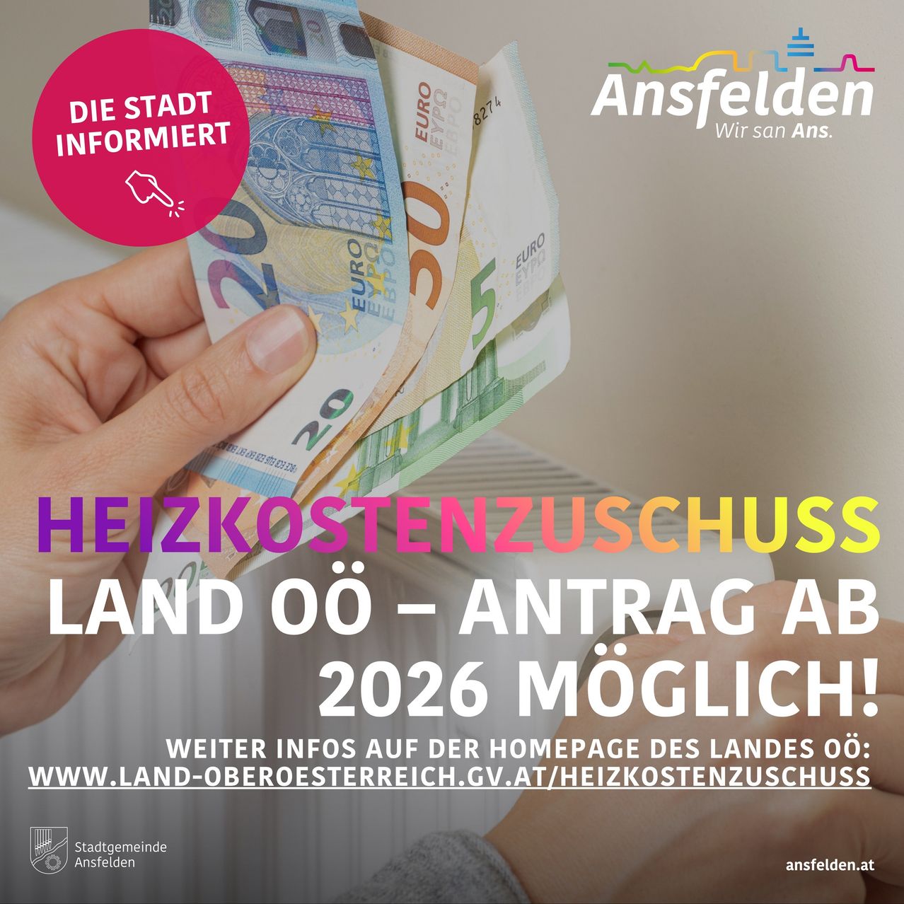Eine Anzeige für Heizkostenzuschüsse, die eine Hand zeigt, die Euro-Banknoten hält. Sie wirbt für die Möglichkeit, Zuschüsse ab 2026 zu beantragen.