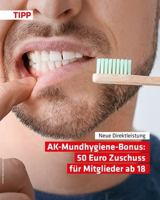 Ein Mann mit Bart benutzt eine grüne Zahnbürste. Der Text lautet AK-Mundhygiene-Bonus: 50 Euro Zuschuss für Mitglieder ab 18.