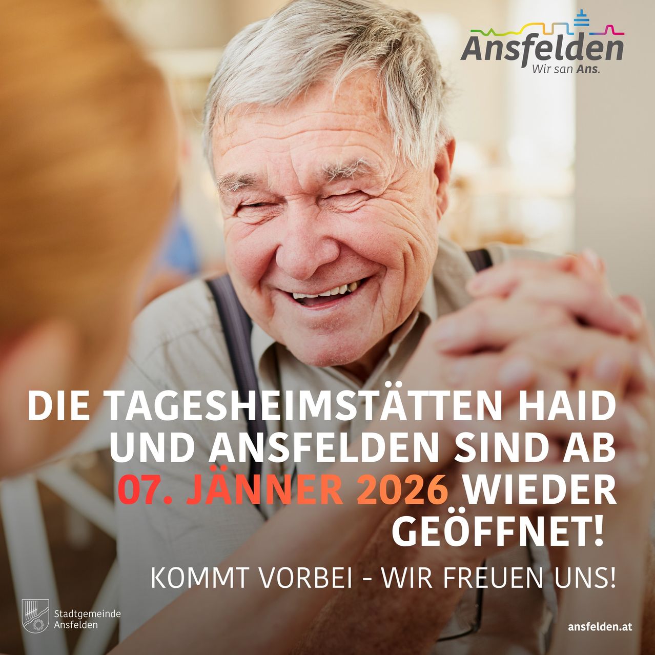 Eine Werbung zeigt einen lächelnden älteren Mann, der die Hände einer anderen Person hält. Der Text verkündet, dass die Tagesheimstätten Haid und Ansfelden ab dem 7. Jänner 2026 wieder öffnen.