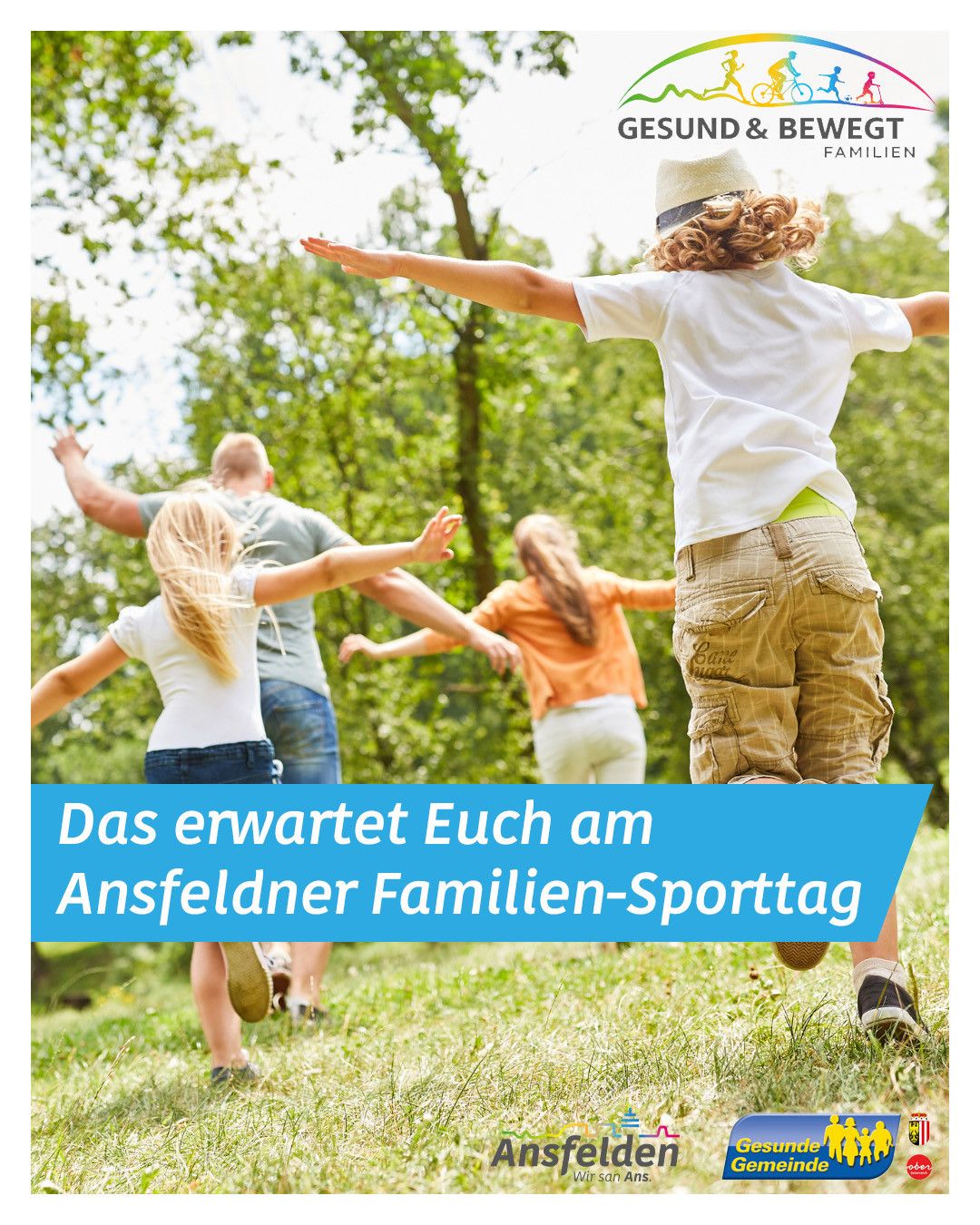 Familien-Sporttag im Park. Ein junges Kind springt mit ausgestreckten Armen in die Luft. Andere Familienmitglieder laufen und spielen im Hintergrund.