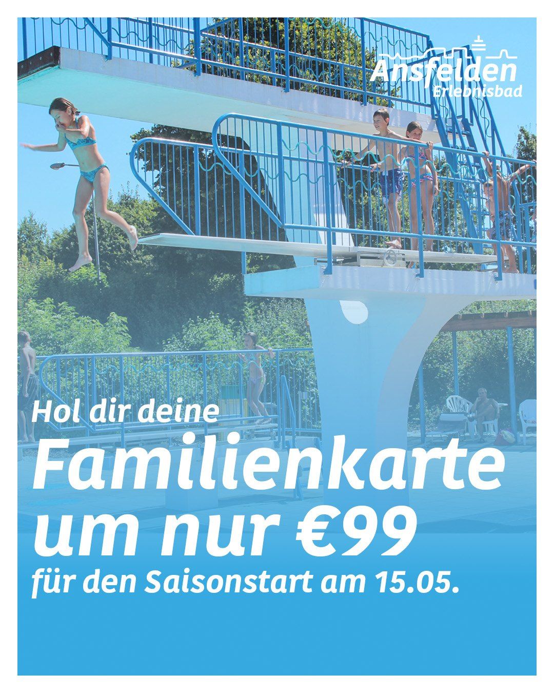 Ein Mädchen springt in ein Schwimmbecken. Das Bild wirbt für eine Familienkarte zum Saisonstart am 15. Mai.