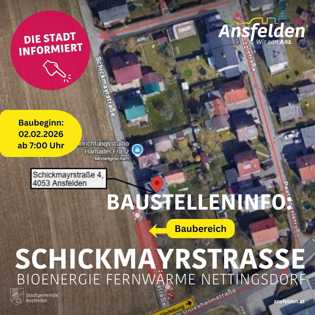 Luftaufnahme eines Baugeländes in Schickmayrstrasse, Ansfelden. Es zeigt eine Karte mit einer roten Linie und Text, der Ort und Datum des Baubeginns angibt.