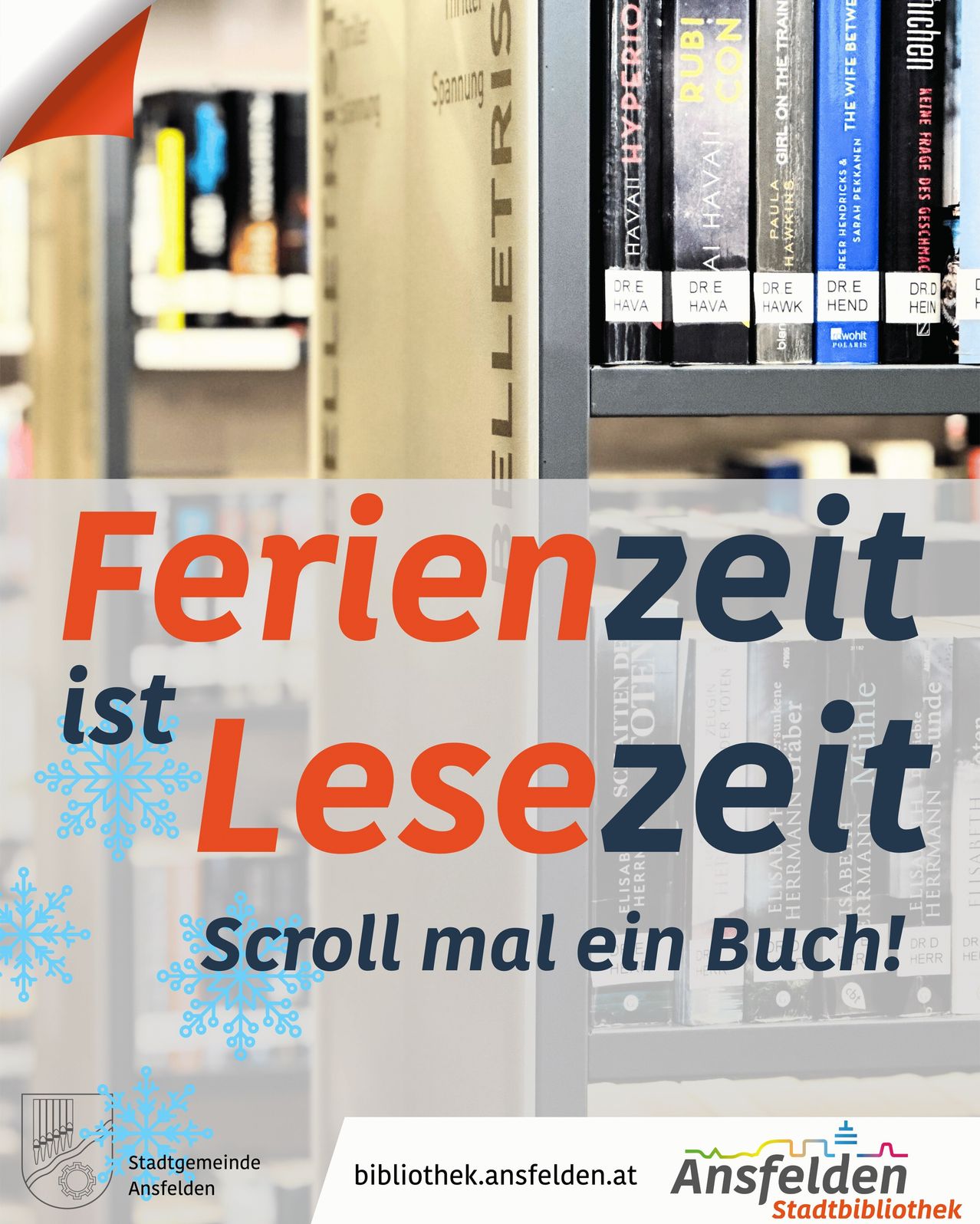 Eine Bibliotheksszene mit Büchern und einem Schild, das 'Ferienzeit ist Lesezeit. Scrolle für ein Buch!' sagt