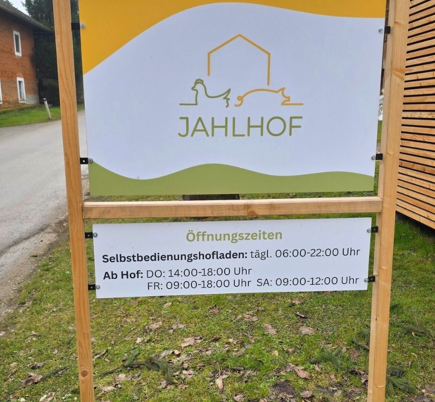 Das Jahlhof-Schild zeigt die Zeiten für Selbstbedienungsshops und Abholzeiten vom Hof, täglich von 6 Uhr bis 22 Uhr geöffnet.