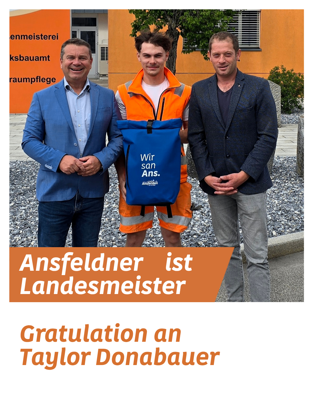 Drei Männer stehen vor einem Kieshintergrund. Einer hält eine blaue Tasche, ein anderer trägt eine orange Weste und der dritte trägt einen blauen Anzug. Der Text lautet 'Ansfelder ist Landesmeister'. Unten steht eine Glückwunschnachricht für 'Tayler Bonchover'.