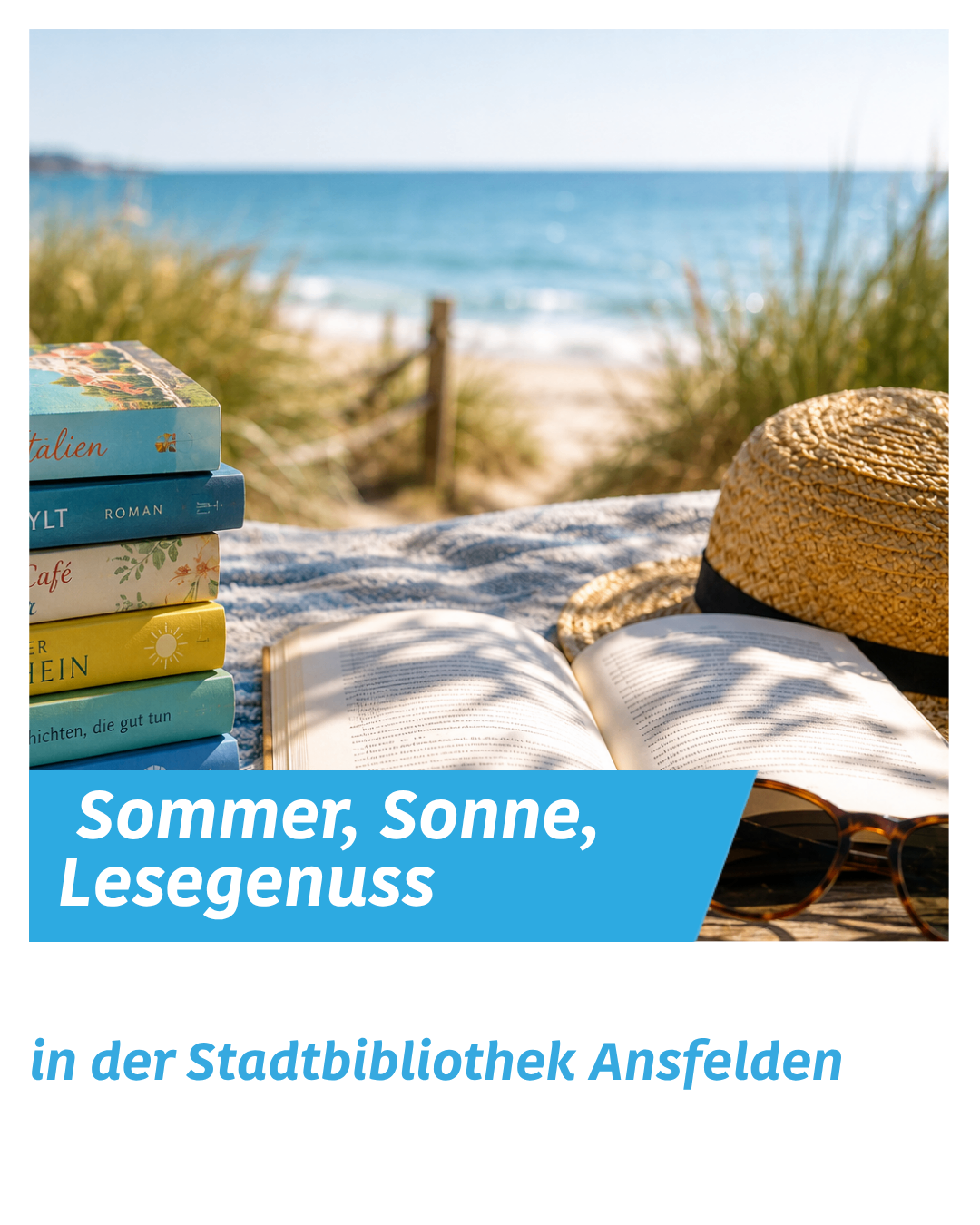 Bücher und eine Sonnenbrille am Strand, Ozean im Hintergrund, und Bibliothekszugangstext in Blau.