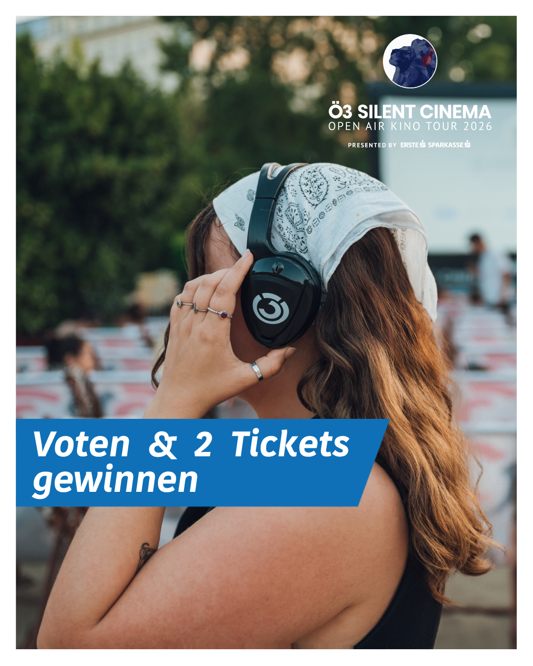 Eine Frau mit Kopfhörern hört Musik bei einem Open-Air-Kino-Event. Die Veranstaltung wird von Erste Sparkasse präsentiert. Stimmen Sie ab und gewinnen Sie zwei Tickets.