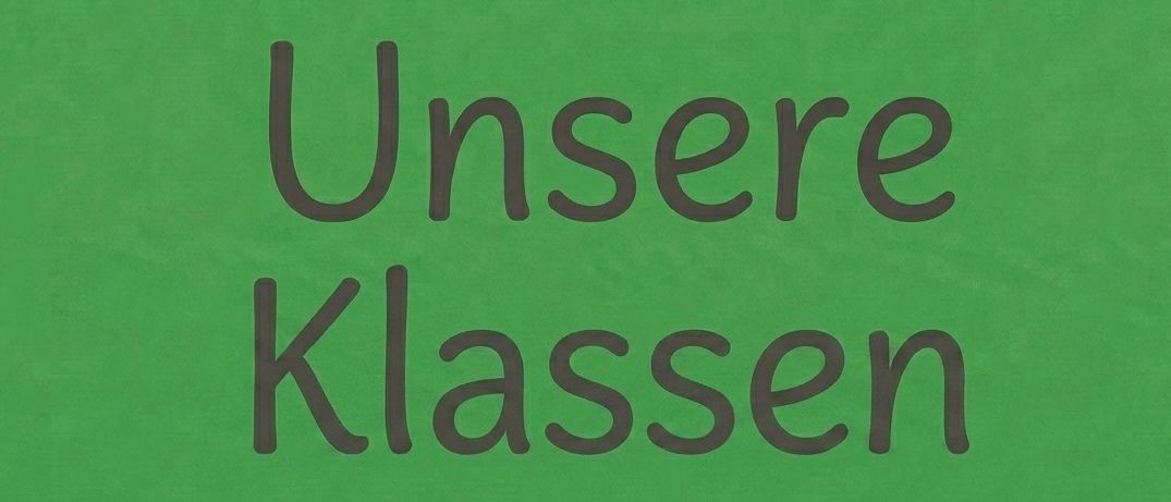 Ein grüner Hintergrund mit weißem Text, der 'Unsere Klassen' lautet. Der Text ist zentriert und in einer fetten, serifenlosen Schrift geschrieben.