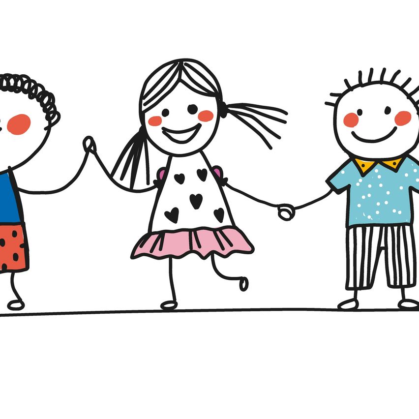 Drei Kinder halten Händchen. Ein Junge mit gepunkteter Shorts und ein Mädchen mit einem rosa Kleid lächeln. Ein weiterer Junge mit struppigem Haar lächelt ebenfalls.