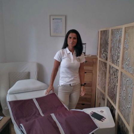 Bild enthält, Adult, Female, Person, Woman, Book, Photo Frame, Head, Face, Spa, Clinic