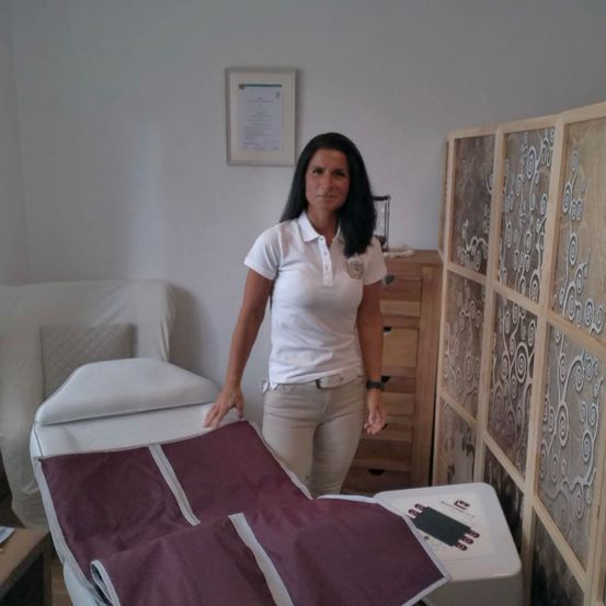 Bild enthält, Adult, Female, Person, Woman, Book, Photo Frame, Head, Face, Spa, Clinic