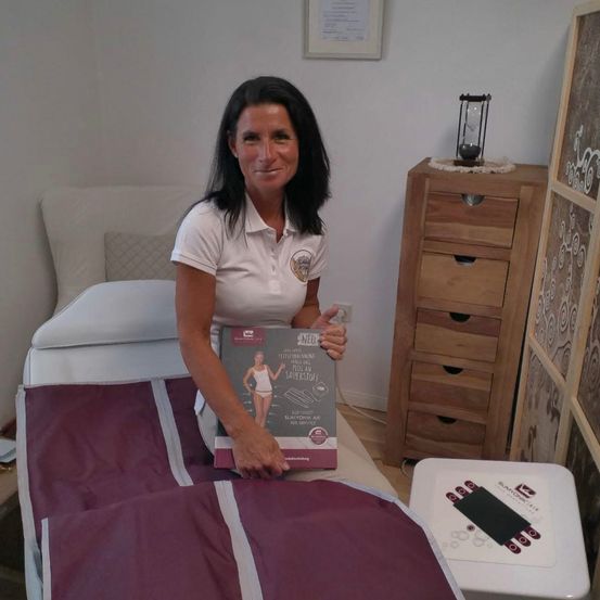 Bild enthält, Adult, Female, Person, Woman, Furniture, Photo Frame, Face, Head, Bedroom, Spa