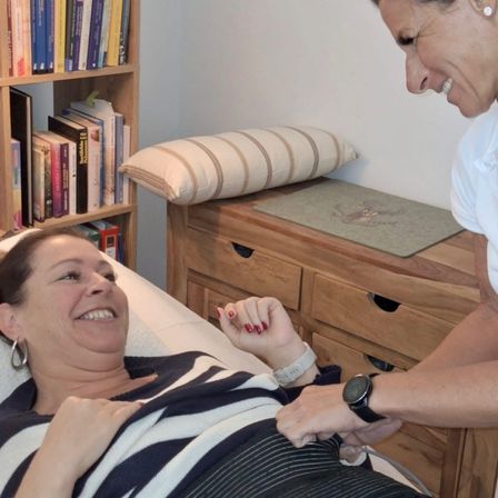 Bild enthält, Adult, Female, Person, Woman, Face, Head, Furniture