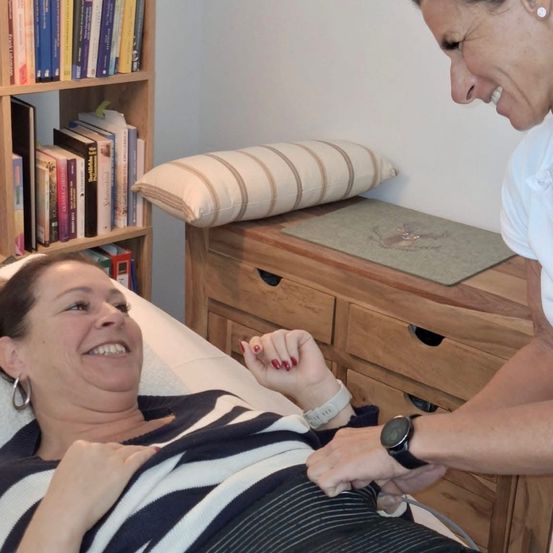 Bild enthält, Adult, Female, Person, Woman, Face, Head, Furniture