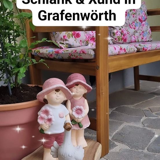 Bild enthält, Plant, Potted Plant, Jar, Planter, Pottery, Vase, Baby, Person, Furniture, Outdoors