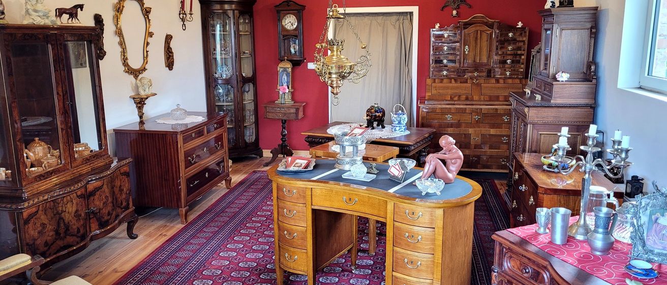 Bild enthält, Indoors, Interior Design, Home Decor, Furniture, Living Room, Cabinet, Wood, Person, Rug, Table