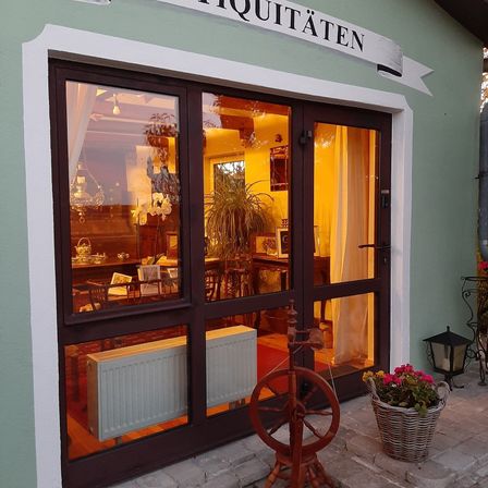 Bild enthält, Door, Architecture, Building, Machine, Wheel, Plant, Potted Plant, Shop, Housing, House