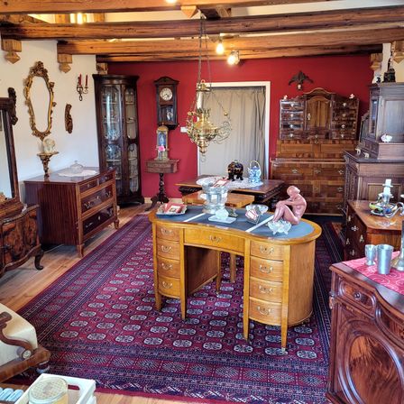 Bild enthält, Indoors, Interior Design, Home Decor, Furniture, Living Room, Cabinet, Wood, Person, Rug, Table